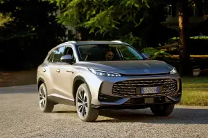 MG HS 2025: prezzo, foto, dimensioni, allestimenti