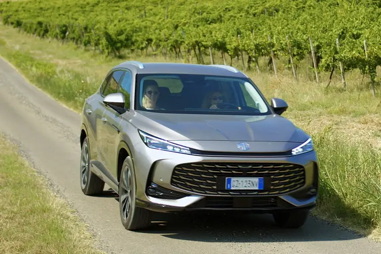 MG HS 2025: prezzo, foto, dimensioni, allestimenti - 2