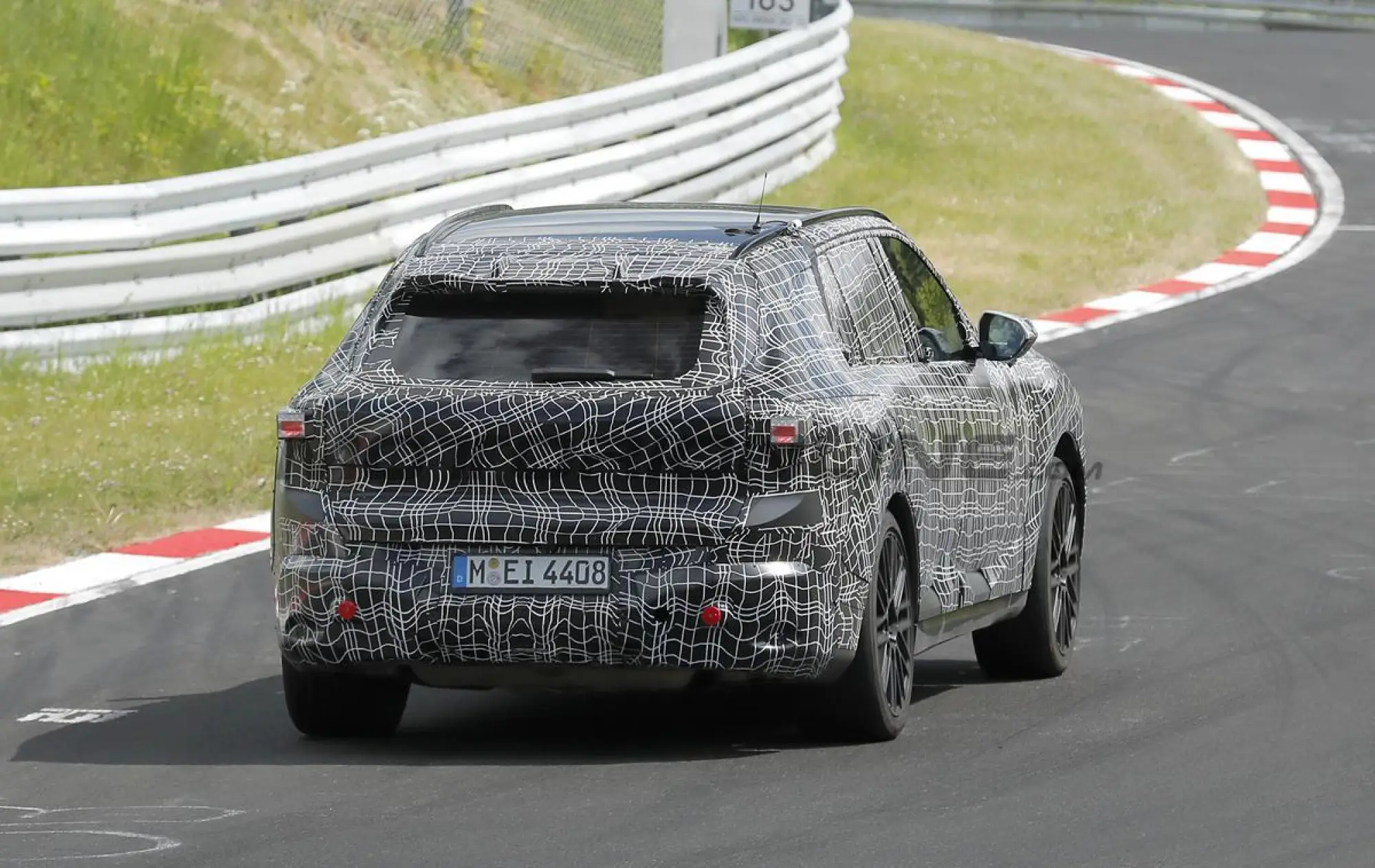 BMW X5 2027 - Foto spia 08-07-2025 - 10