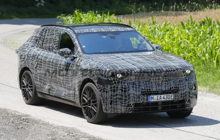 BMW X5 2027 - Foto spia 08-07-2025 - 11