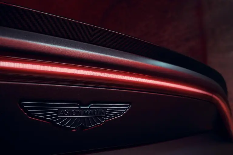 Aston Martin Vantage S - 17