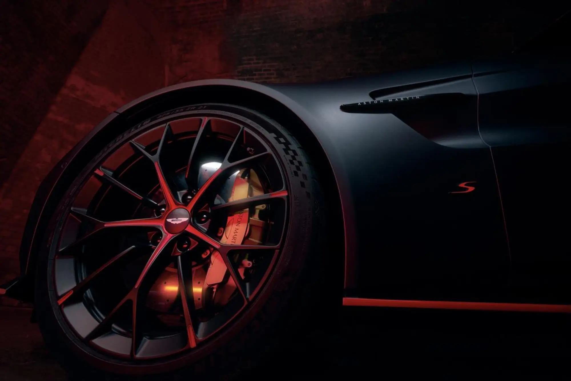 Aston Martin Vantage S - 16