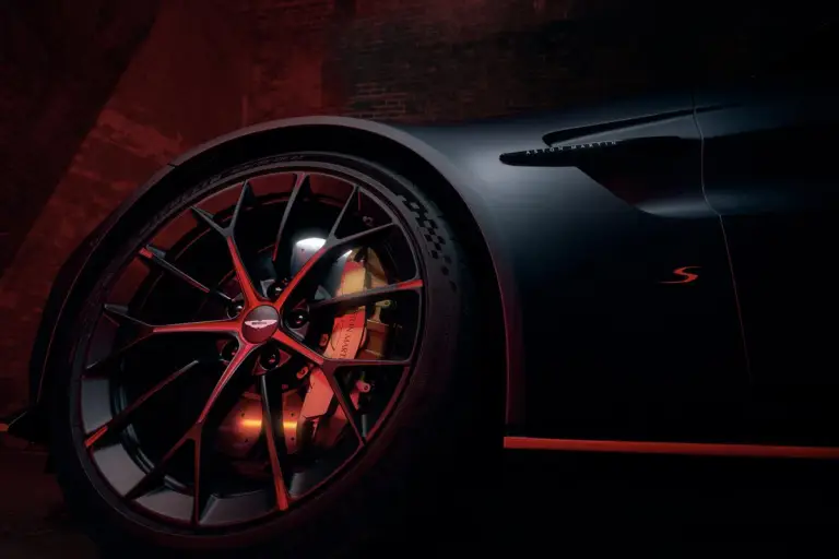 Aston Martin Vantage S - 16