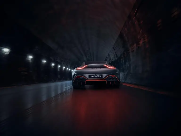 Aston Martin Vantage S - 7