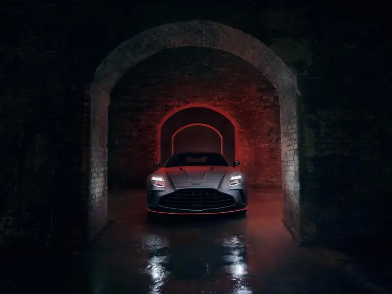 Aston Martin Vantage S - 5