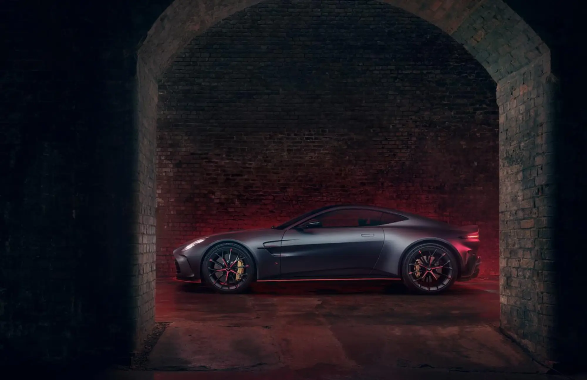 Aston Martin Vantage S - 6
