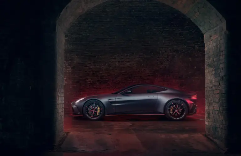 Aston Martin Vantage S - 6