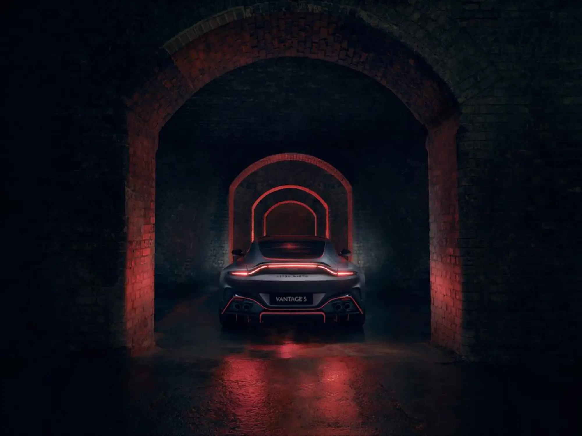 Aston Martin Vantage S - 14