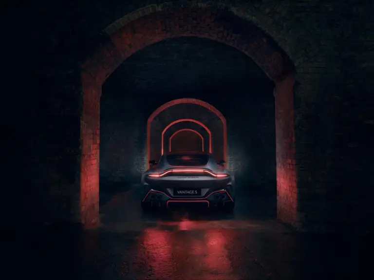 Aston Martin Vantage S - 14