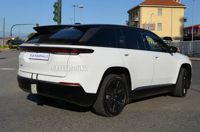 Jeep Wagoneer 2025 - Foto spia 14-07-2025 - 4