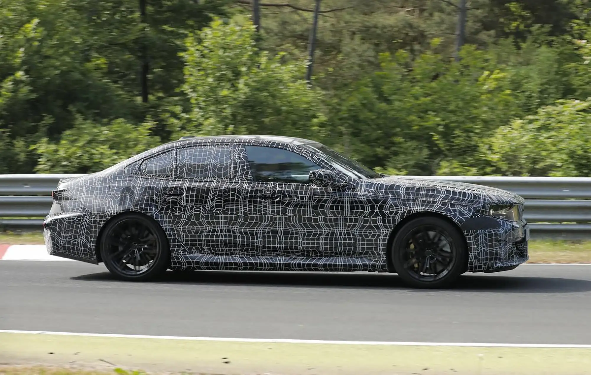 BMW M5 2027 - Foto spia 17-07-2025 - 4