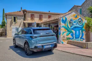 Peugeot e-5008 2025 - Francia - 3