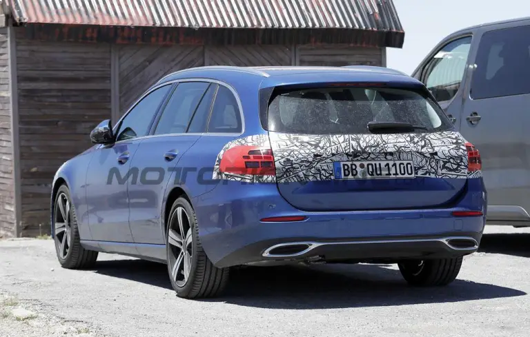 Mercedes Classe C station wagon 2026 - Foto spia 23-07-2025 - 9