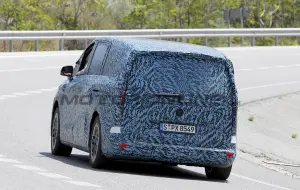 Mercedes VLE - Foto spia 25-07-2025 - 13