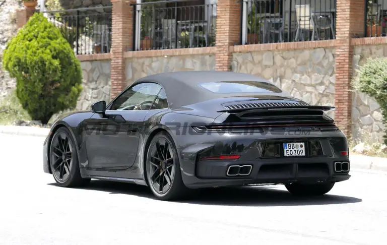 Porsche 911 Turbo Cabrio 2026 - Foto spia 04-08-2025 - 12
