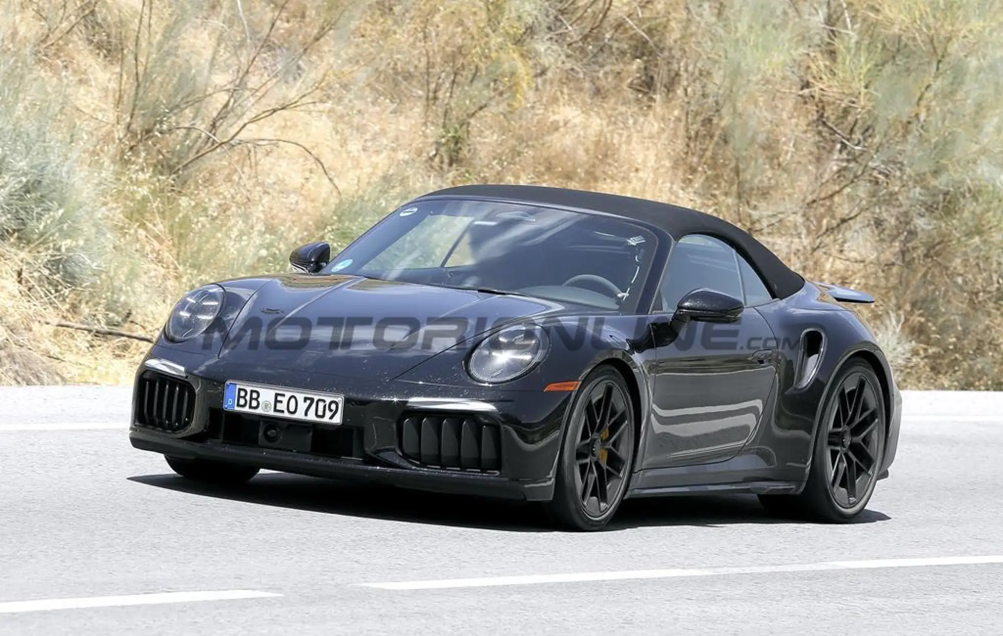 Porsche 911 Turbo Cabrio 2026 - Foto spia 04-08-2025 - 5