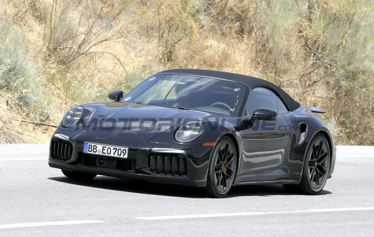 Porsche 911 Turbo Cabrio 2026 - Foto spia 04-08-2025 - 5