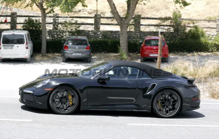Porsche 911 Turbo Cabrio 2026 - Foto spia 04-08-2025 - 7