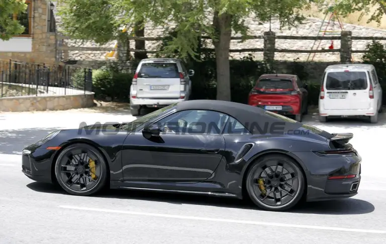 Porsche 911 Turbo Cabrio 2026 - Foto spia 04-08-2025 - 10
