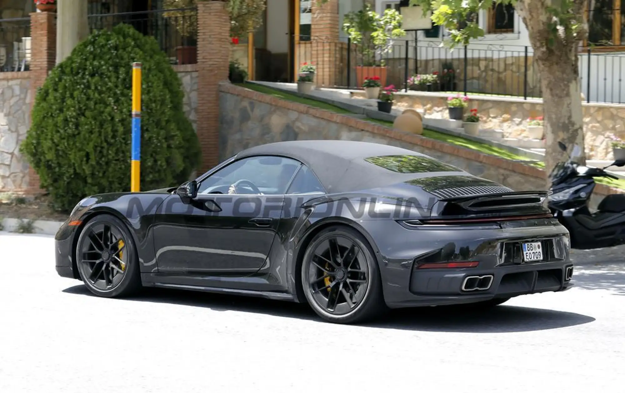 Porsche 911 Turbo Cabrio 2026 - Foto spia 04-08-2025 - 8