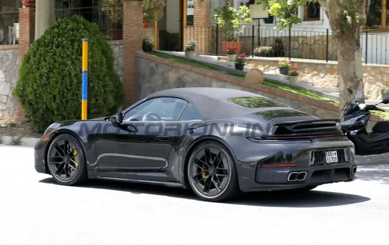 Porsche 911 Turbo Cabrio 2026 - Foto spia 04-08-2025 - 8