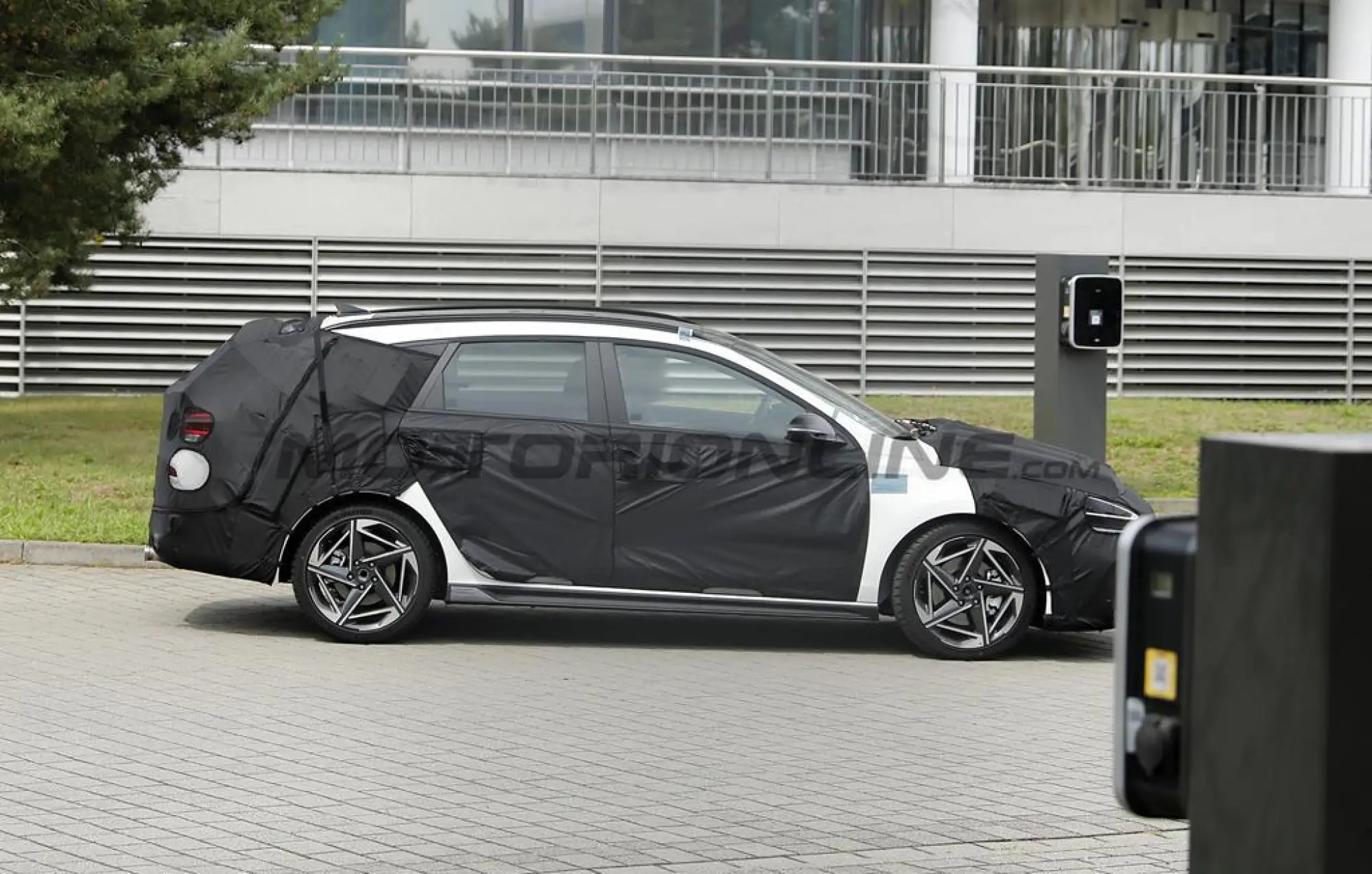 Hyundai i30 Wagon 2026 - Foto spia 05-08-2025 - 5