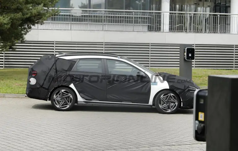 Hyundai i30 Wagon 2026 - Foto spia 05-08-2025 - 5