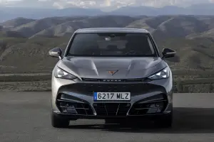 Cupra Tavascan 2025: prezzo, foto, dimensioni, allestimenti