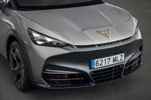 Cupra Tavascan 2025: prezzo, foto, dimensioni, allestimenti