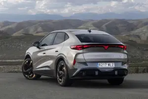 Cupra Tavascan 2025: prezzo, foto, dimensioni, allestimenti