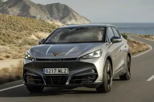 Cupra Tavascan 2025: prezzo, foto, dimensioni, allestimenti