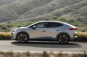 Cupra Tavascan 2025: prezzo, foto, dimensioni, allestimenti