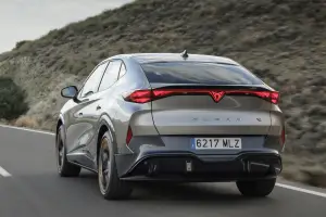 Cupra Tavascan 2025: prezzo, foto, dimensioni, allestimenti
