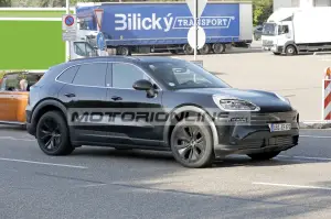 Porsche Cayenne EV - Foto spia 21-8-2025