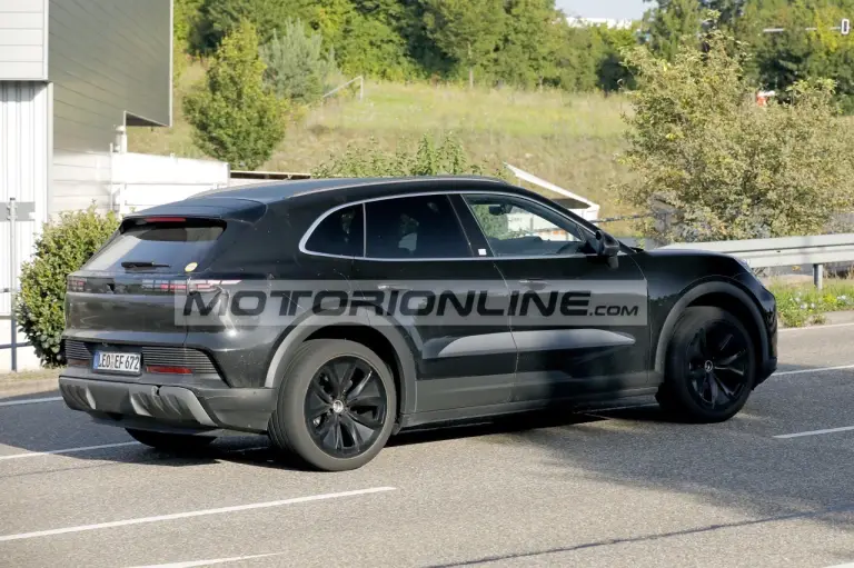 Porsche Cayenne EV - Foto spia 21-8-2025 - 6