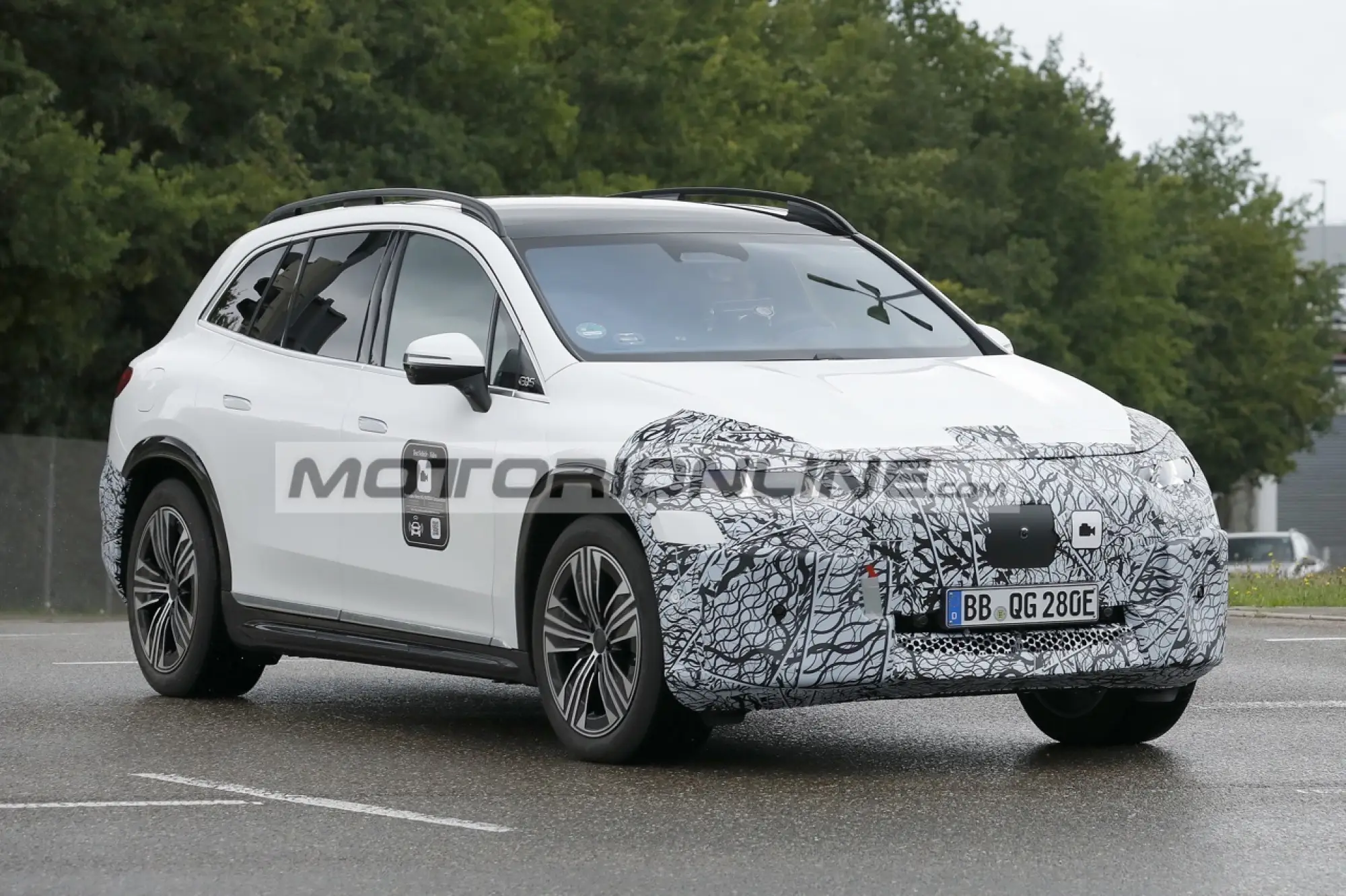 Mercedes EQS SUV - Foto spia 21-8-2025 - 2