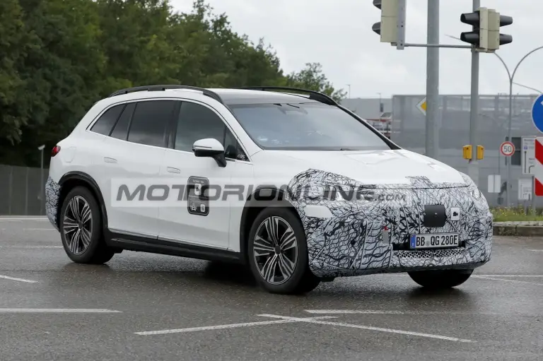 Mercedes EQS SUV - Foto spia 21-8-2025 - 1