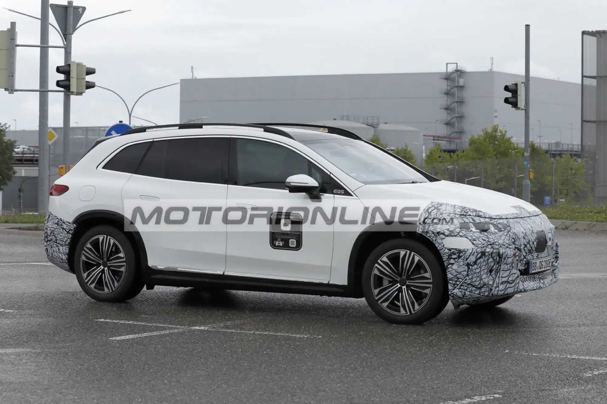 Mercedes EQS SUV - Foto spia 21-8-2025 - 4