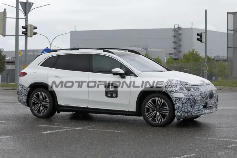 Mercedes EQS SUV - Foto spia 21-8-2025 - 4