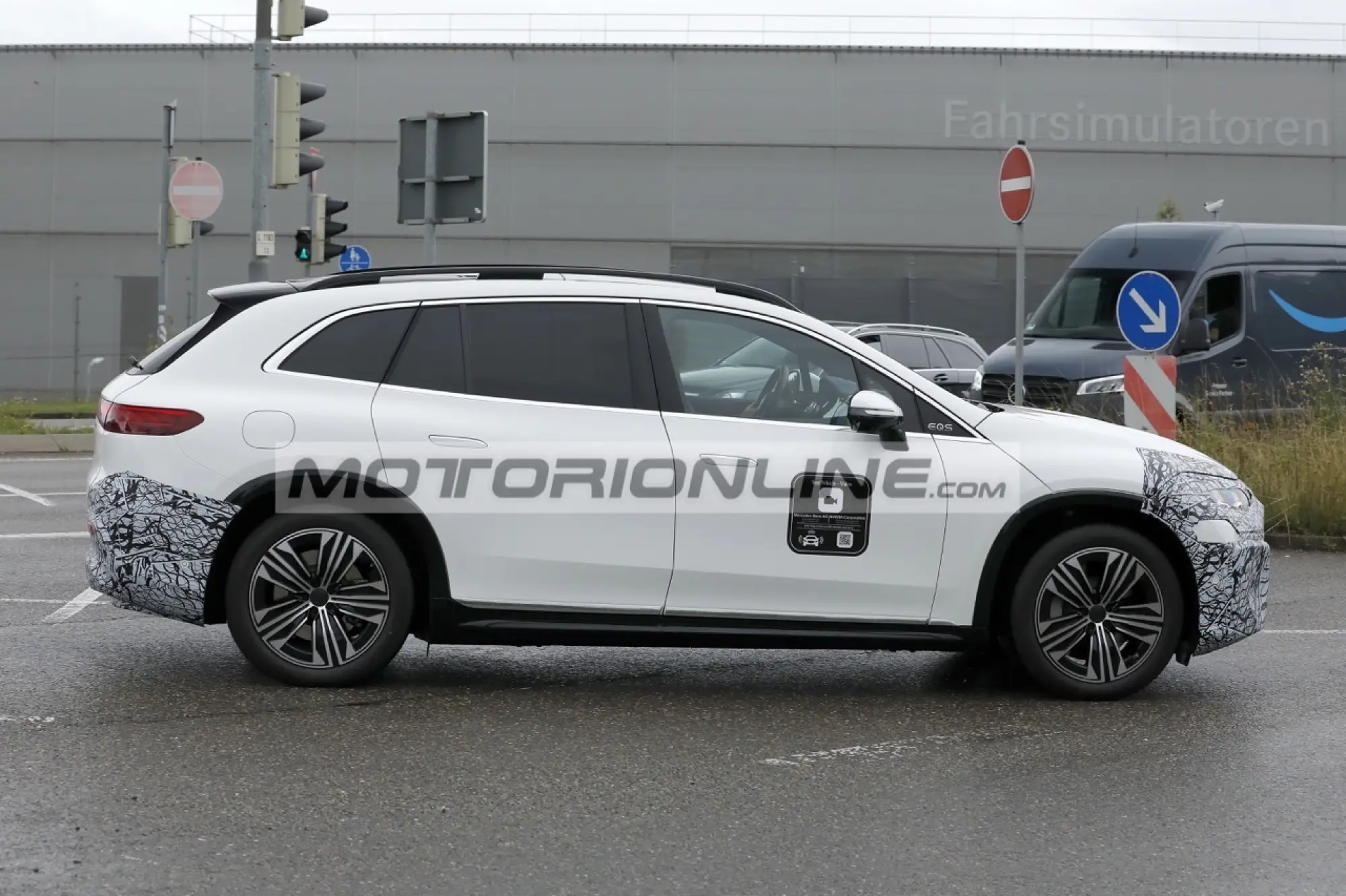 Mercedes EQS SUV - Foto spia 21-8-2025 - 5
