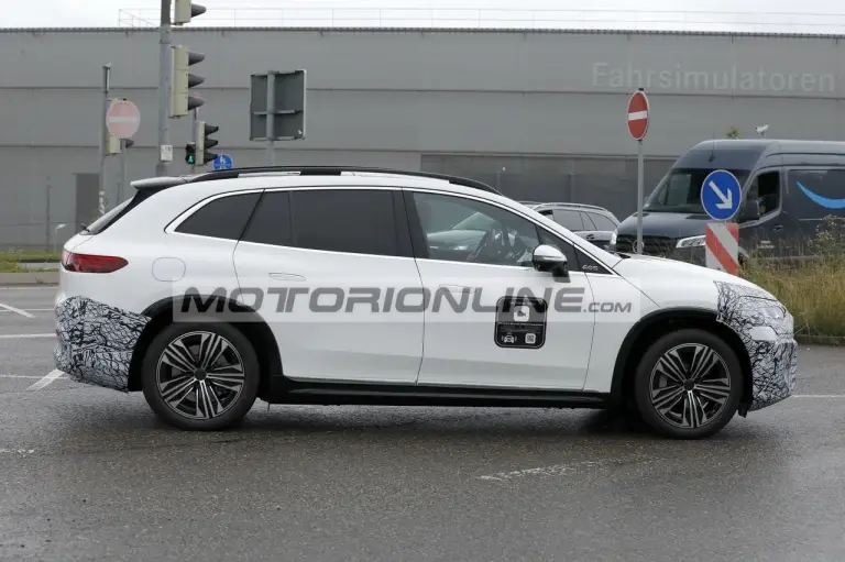Mercedes EQS SUV - Foto spia 21-8-2025 - 5