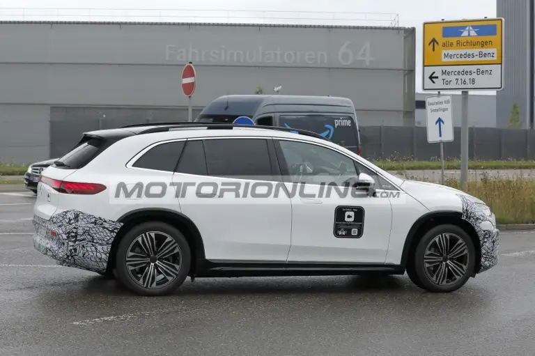 Mercedes EQS SUV - Foto spia 21-8-2025 - 9
