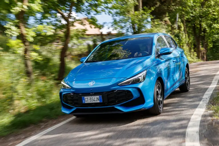 MG 3 Hybrid 2025: prezzo, foto, dimensioni, allestimenti - 12