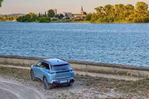 Peugeot E-5008 - Corso del fiume Rodano