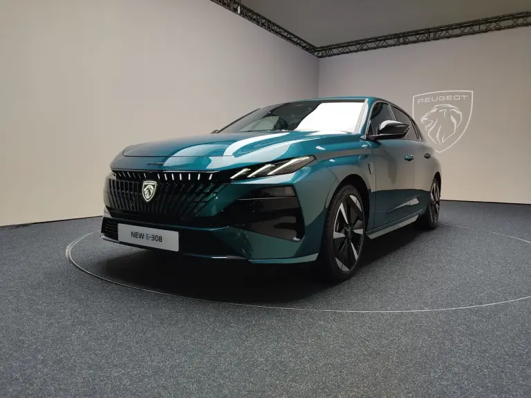 Nuova Peugeot 308 2025 - Foto Parigi - 18