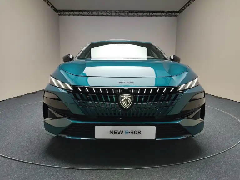 Nuova Peugeot 308 2025 - Foto Parigi - 2