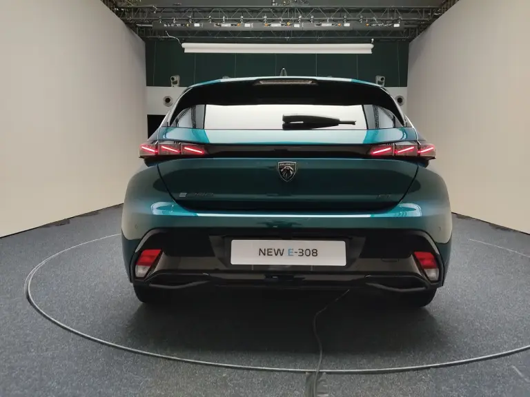 Nuova Peugeot 308 2025 - Foto Parigi - 9
