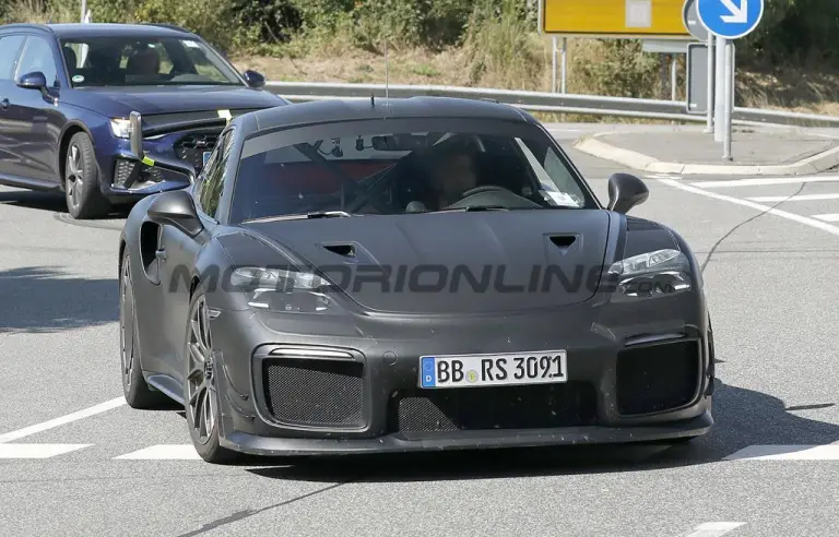 Porsche 911 Flachbau 2026 - Foto spia 27-08-2025 - 14