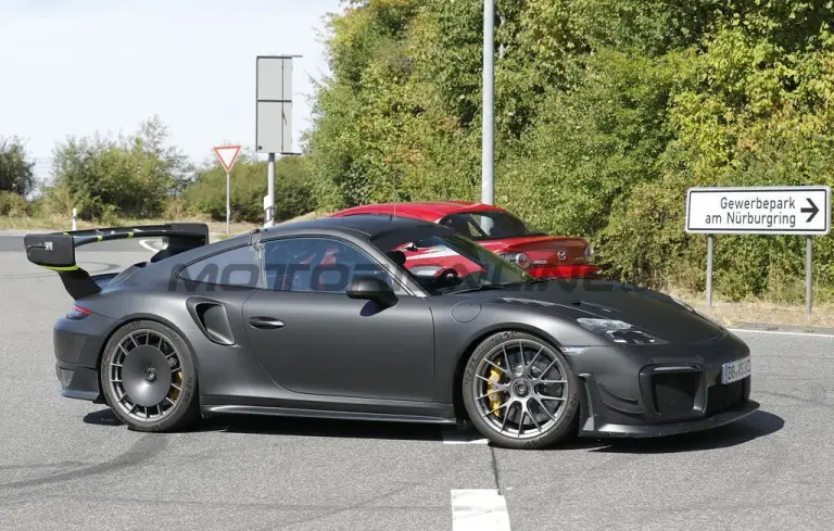 Porsche 911 Flachbau 2026 - Foto spia 27-08-2025 - 13