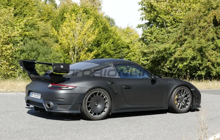 Porsche 911 Flachbau 2026 - Foto spia 27-08-2025 - 19